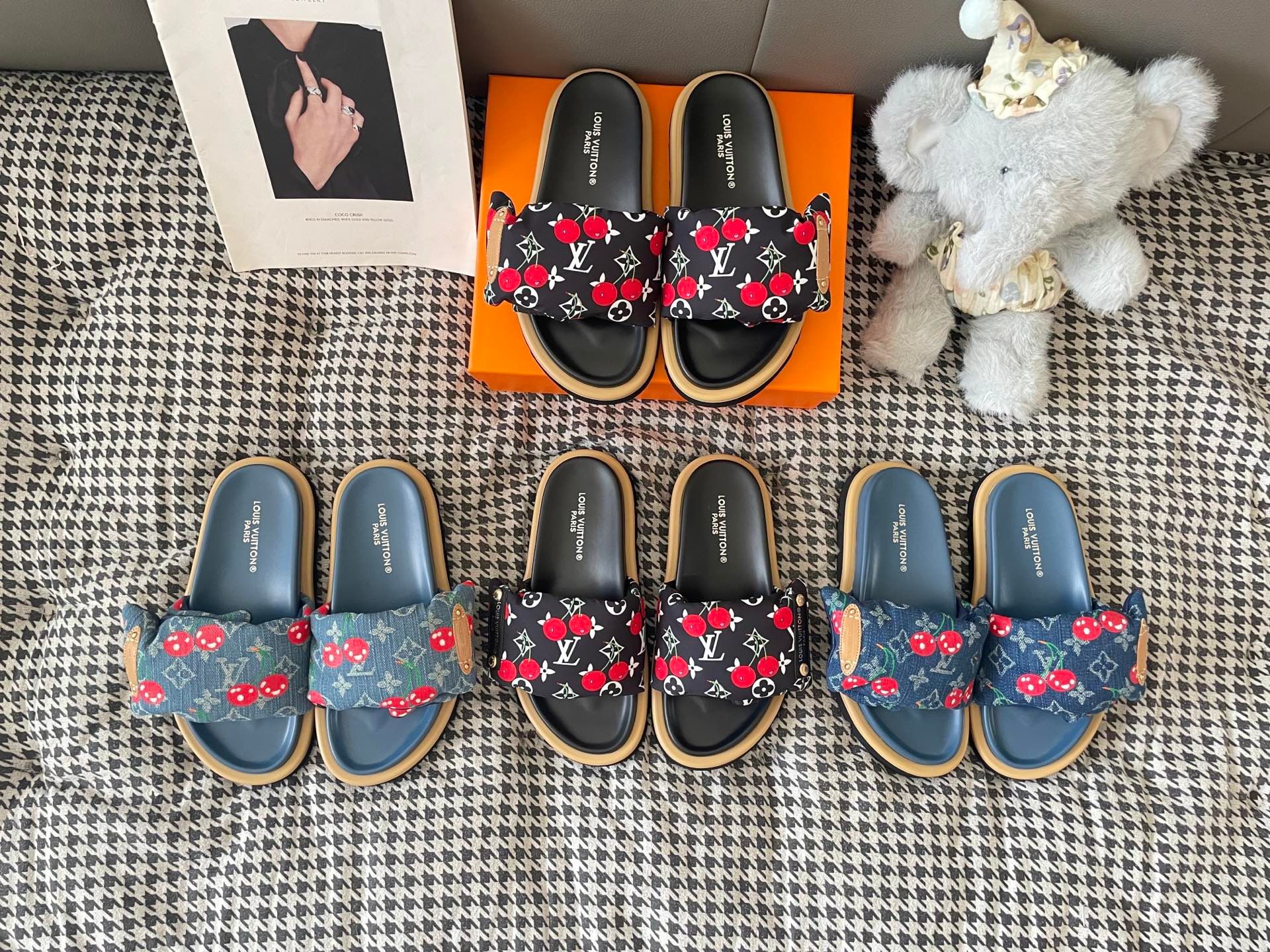 LV x TM Murakami Cherry Maya Sunset Flat Comfort Sandal Strap Platform Slide Sandals for Women Comfort Outdoor Beach Vacation Casual Slippers Multiple colors - 1 of 6